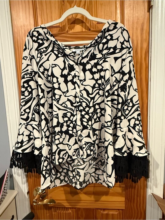 Chico's Tops - Chicos Black & White Printed Bell-Sleeve Top - chic
